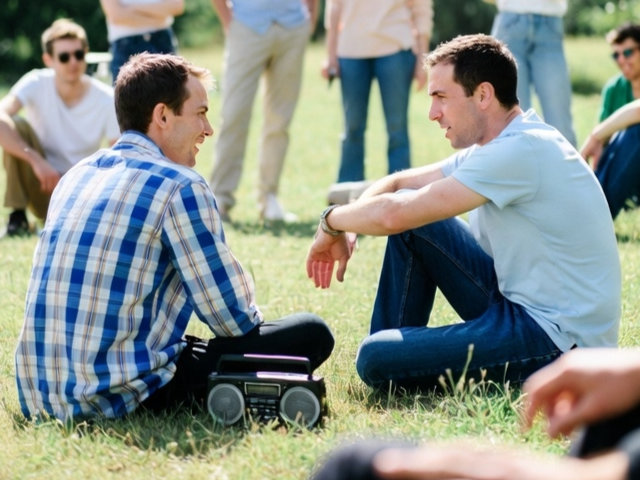 Entre algoritmos e emoções, o rádio ainda fala mais alto